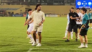 Xuân Son nhảy múa tưng bừng ăn mừng chiến thắng 3-0 của Nam Định trước Hà Nội