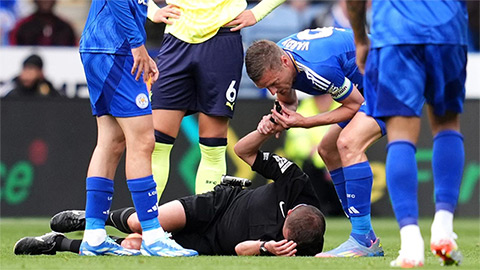 Jamie Vardy 'cướp còi' trọng tài, sẵn sàng cán mốc lịch sử