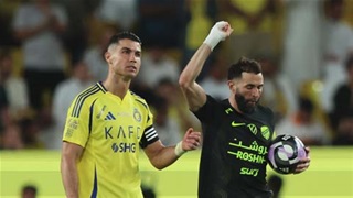 VIDEO Ronaldo nhún vai bất lực, trút giận lên đồng đội ở trận thua Al Ittihad