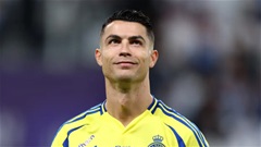 Ronaldo cười gượng gạo sau cú dứt điểm vô cùng tệ