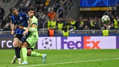 Giờ Barca có tiếc vì gia hạn với Ronald Araujo?