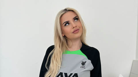 Fan 'cay đắng' không được xem vòng 1 của fan nữ sexy chỉ vì Liverpool
