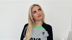 Fan 'cay đắng' không được xem vòng 1 của fan nữ sexy chỉ vì Liverpool