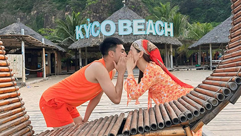 Tiền vệ ĐT Việt Nam ‘khóa môi’ MC xinh đẹp VTV
