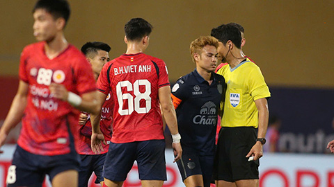 Theerathon Bunmathan lại chơi xấu Quang Hải  