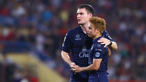 'Vua cùi chỏ' Theerathon Bunmathan: Khi ánh hào quang vụt tắt