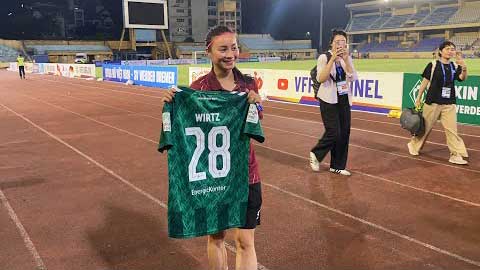 Nữ Việt Nam 1- 4 Bremen: Hoàng Thị Loan khoe xin được áo đấu của chị gái tiền vệ Florian Witrz