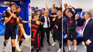 Dàn sao Barca quẩy tưng bừng trong phòng thay đồ ăn mừng vô địch