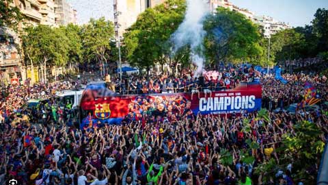 Biển người chào đón Barca rước cúp tạo nên khung cảnh khó tin
