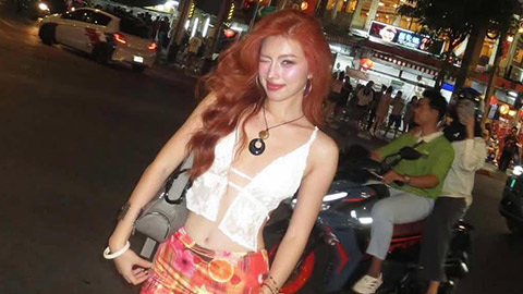 Bạn gái hot boy U23 Việt Nam thả rông vòng 1 dạo phố ở Thái Lan