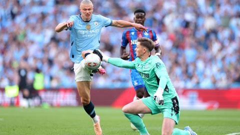 Vì sao Dean Henderson không bị thẻ đỏ dù dùng tay chơi bóng ngoài vòng cấm?