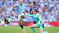 Vì sao Dean Henderson không bị thẻ đỏ dù dùng tay chơi bóng ngoài vòng cấm?