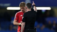 Rasmus Hojlund gây gián đoạn trận đấu giữa MU và Chelsea 
