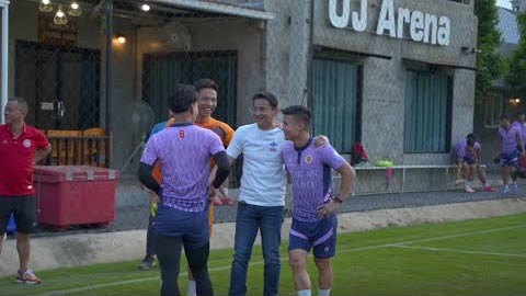 HLV Kiatisuk tới chỉ cho Quang Hải, Văn Thanh và CAHN cách đánh bại Buriram để vô địch ĐNÁ