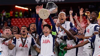 VIDEO Khoảnh khắc Tottenham nâng cao cúp vô địch Europa League