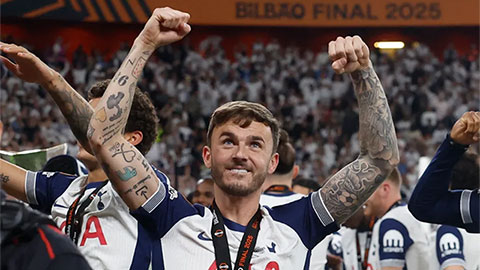 James Maddison tái hiện khoảnh khắc của Terry khi Tottenham vô địch Europa League