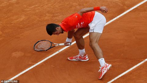 Djokovic 38 tuổi đập vợt như trẻ con, chấn thương đầu gối trước Roland Garros