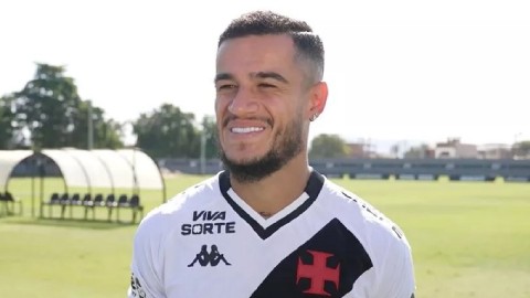 Coutinho cười tươi dù súng nổ sau lưng