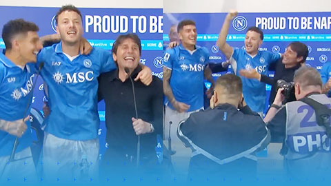 HLV Conte cùng các cầu thủ Napoli hát hò, uống rượu ăn mừng ngay tại phòng họp báo
