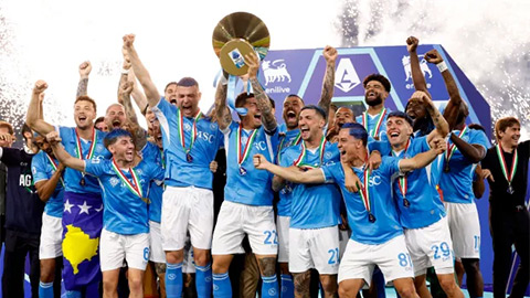 Siêu phẩm từ hai 'người cũ' MU đưa Napoli lên đỉnh Serie A