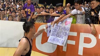 Duy Mạnh tặng áo cho fan trước giờ bay sang Malaysia đối đầu Bruno và Hojlund