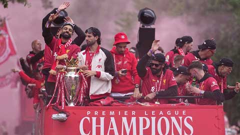 Choáng với biển người phủ đỏ các đường phố khi Liverpool diễu hành rước cúp vô địch