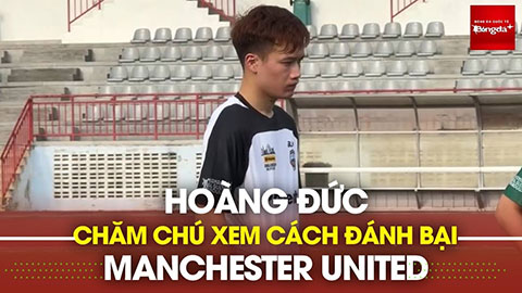 Hoàng Đức chăm chú xem HLV Kim Sang Sik bày cách sút tung lưới Onana