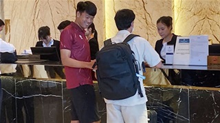 Công Phượng tái xuất tuyển Việt Nam với diện mạo lạ khiến Thành Chung căng mắt nhìn mãi mới nhận ra