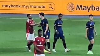 VIDEO Khoảnh khắc Hoàng Đức được Bruno Fernandes chúc mừng sau chiến thắng