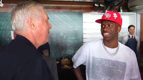VIDEO Vinicius tay bắt mặt mừng khi gặp lại HLV Ancelotti ở ĐT Brazil