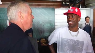 VIDEO Vinicius tay bắt mặt mừng khi gặp lại HLV Ancelotti ở ĐT Brazil