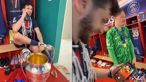 VIDEO Kvaratskhelia mừng như đứa trẻ khi được thủ môn Donnarumma chụp ảnh với chiếc cúp C1