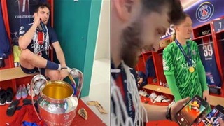 VIDEO Kvaratskhelia mừng như đứa trẻ khi được thủ môn Donnarumma chụp ảnh với chiếc cúp C1