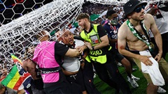  Fan PSG điên cuồng tràn vào sân phá khung thành, xé lưới, cắt cỏ