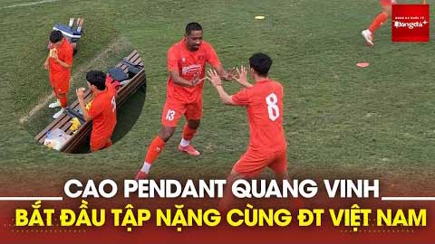 Cao Quang Vinh liên tục hỏi trợ lý thầy Kim, cầu thủ Việt Nam ăn chuối giải nhiệt chống nóng