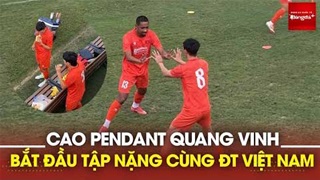 Cao Quang Vinh liên tục hỏi trợ lý thầy Kim, cầu thủ Việt Nam ăn chuối giải nhiệt chống nóng