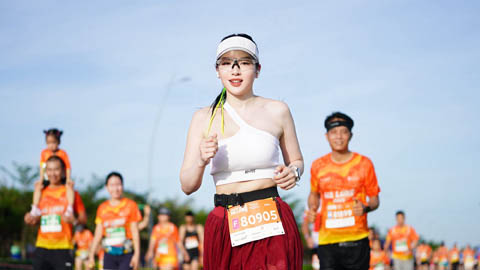  Loan Barbie khoe hình ảnh ướt nhẹp khi hoàn thành 21km chạy bộ