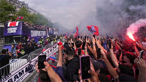 1 cảnh sát hôn mê, 2 người chết ở lễ ăn mừng của PSG
