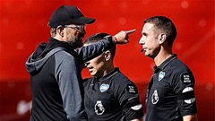 Trọng tài bị đuổi ở Premier League kiếm sống bằng nghề shipper