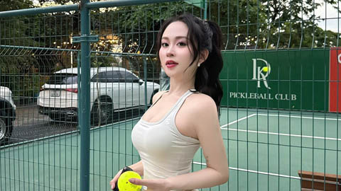 Nàng mẫu ảnh Uyên Trần khoe dáng gợi cảm trên sân pickleball  