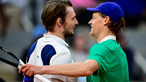 Tứ kết Roland Garros: Jannik Sinner hủy diệt Bublik, dễ dàng ghi danh bán kết