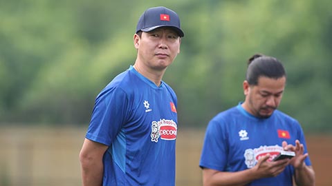 HLV Kim Sang Sik sẽ chọn Đình Triệu hay Nguyễn Filip?