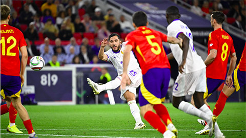 Ước gì Didier Deschamps để Rayan Cherki đá nhiều hơn!