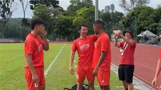 Cao Quang Vinh dùng tiếng Việt đo chiều cao với Châu Ngọc Quang khiến BHL phải lắc đầu nhịn cười