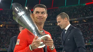 VIDEO hài hước khi Ronaldo nhận rồi liền vác cúp lên vai