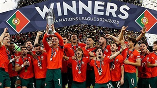 VIDEO Phút giây Ronaldo và các đồng đội nâng cao chiếc cúp vô địch Nations League