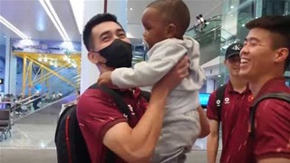Tiến Linh và Duy Mạnh tranh nhau bế con trai của Cao Quang Vinh trước khi cùng ĐTVN về nước