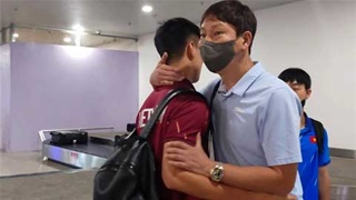 HLV Kim Sang Sik bịn rịn chia tay các cầu thủ ĐT Việt Nam