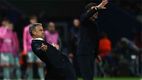 Luis Enrique & PSG đụng phải khắc tinh