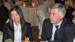 Carlo Ancelotti dùng chiêu độc dụ người tình kém 18 tuổi